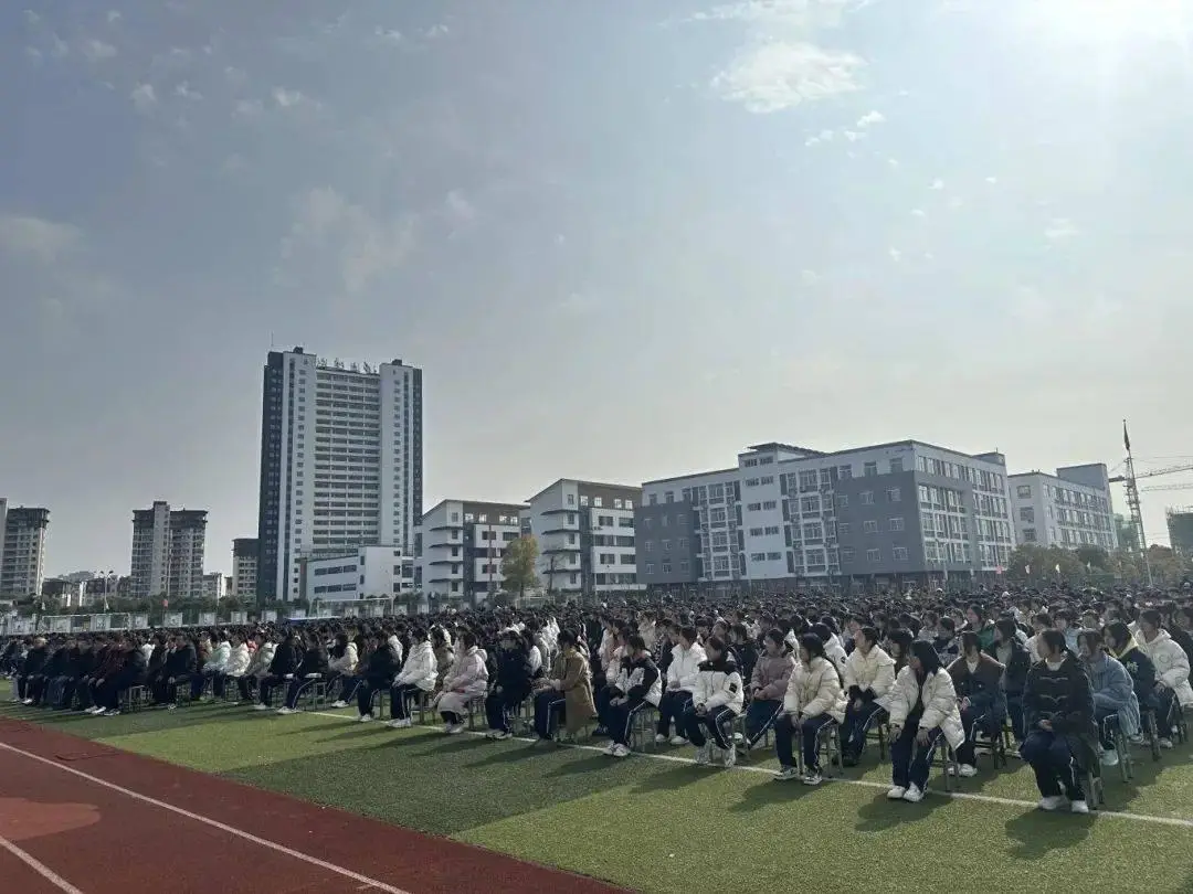 我校举行高考冲刺动员大会,为高三学子加油鼓劲