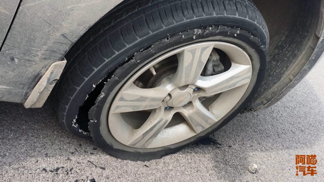 高速爆胎后自己换胎还是叫救援?老司机说实话