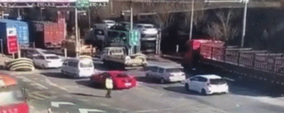 高速上不挂车牌还超速?小心重罚