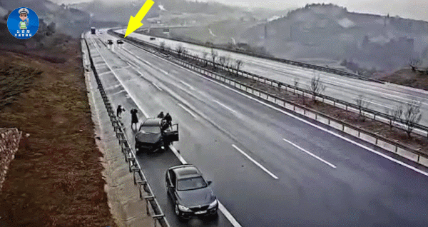 高速上好心帮忙却遇二次事故,1死3伤谁担责