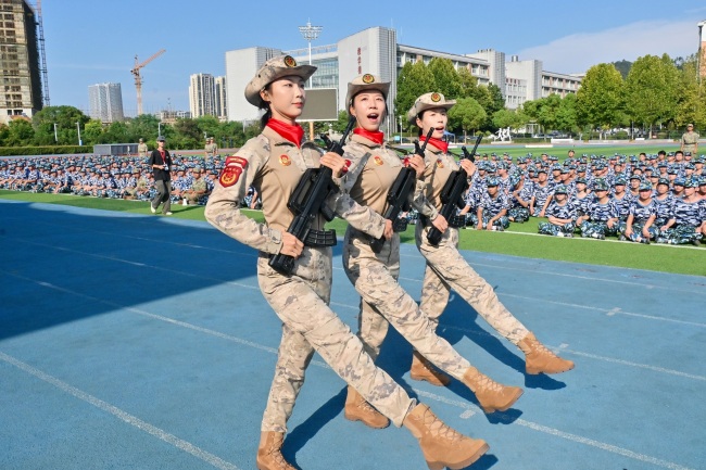 湖北中医药大学3名女民兵走进武汉工程科技学院,为新生军训加油