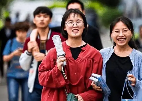 高考复读生激增,应届生升学遇困境,教育内卷加剧