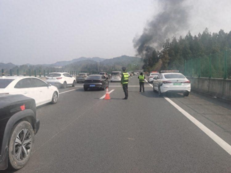 渝湘高速轿车突发自燃,执法人员与热心群众紧急救援