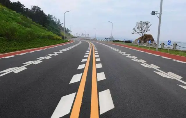 高速新增交通标志要留意!鱼骨线、震荡标线、导流线全知道