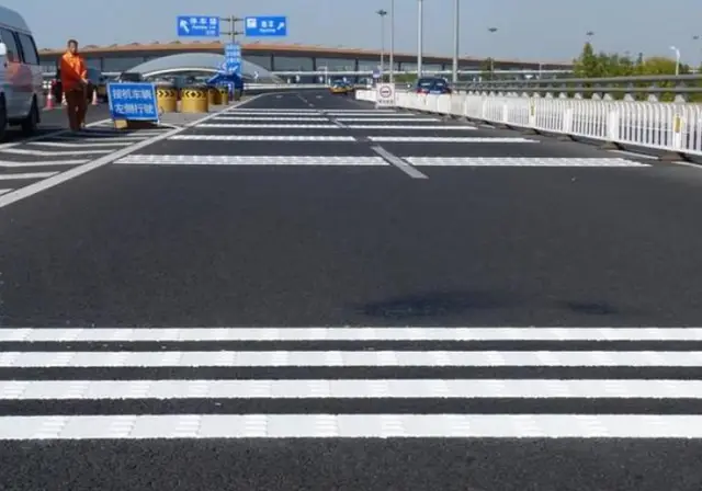 高速新增交通标志要留意!鱼骨线、震荡标线、导流线全知道