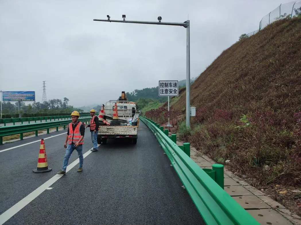 自治区高速公路紧急增设限速和行车安全提醒标志保驾驶安全