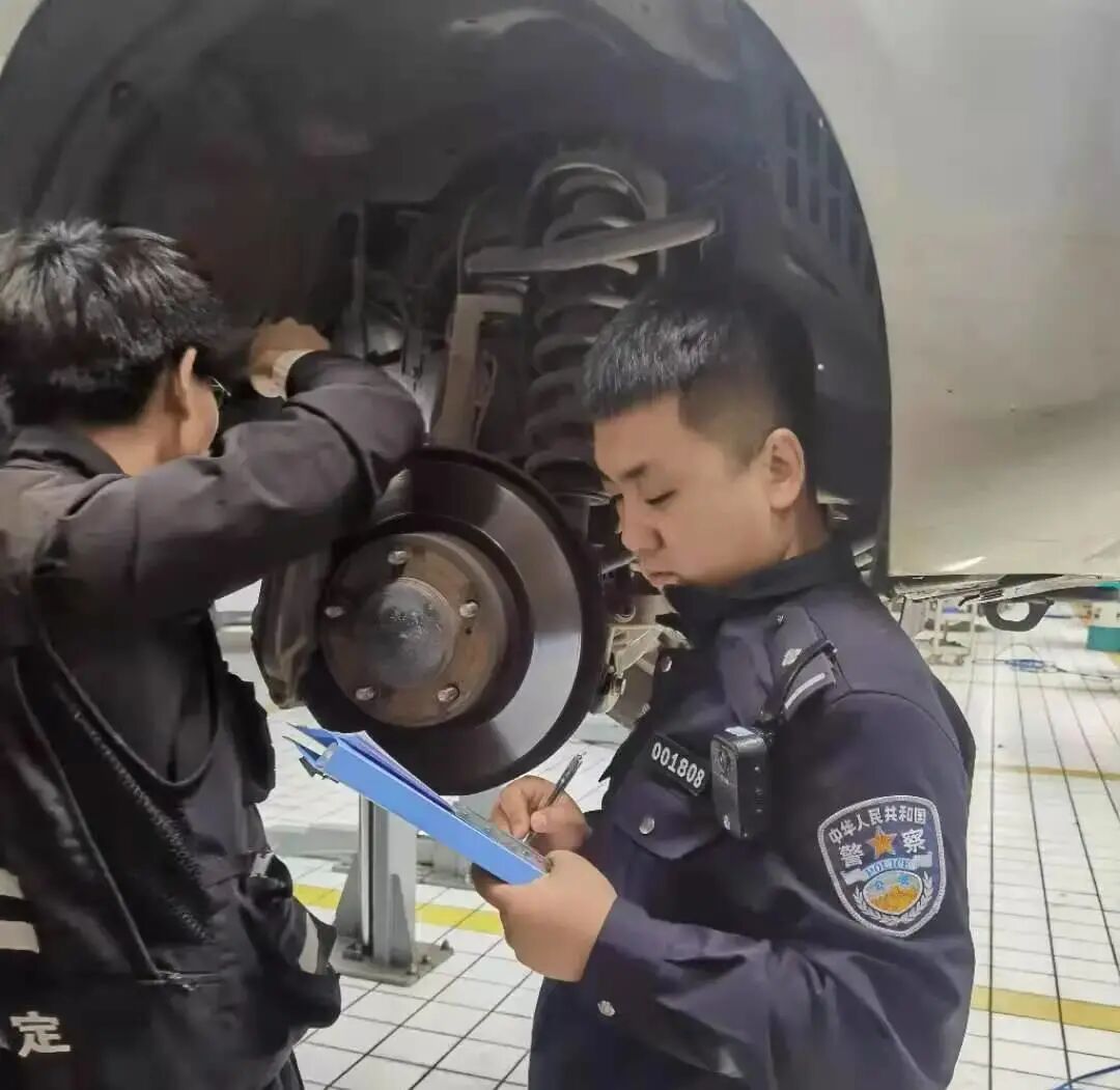 内蒙古高速交警破获跨省盗车案,追回被盗车辆获锦旗