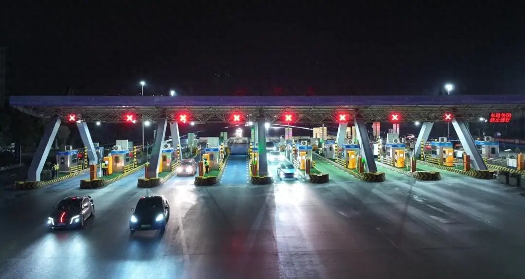 春节高速免费通行结束,车主卡点下高速或缴费或总结经验